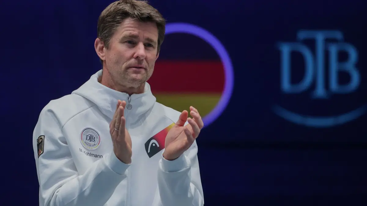 Davis Cup - Deutschland - Peru: 06.02.2026, Nordrhein-Westfalen, Düsseldorf: Tennis, Männer: Davis Cup - Qualifikationsrunde, 1. Runde, Deutschland - Peru, Struff (Deutschland) gegen Varillas (Peru): Teamchef Michael Kohlmann applaudiert. Foto: Rolf Vennenbernd/dpa +++ dpa-Bildfunk +++