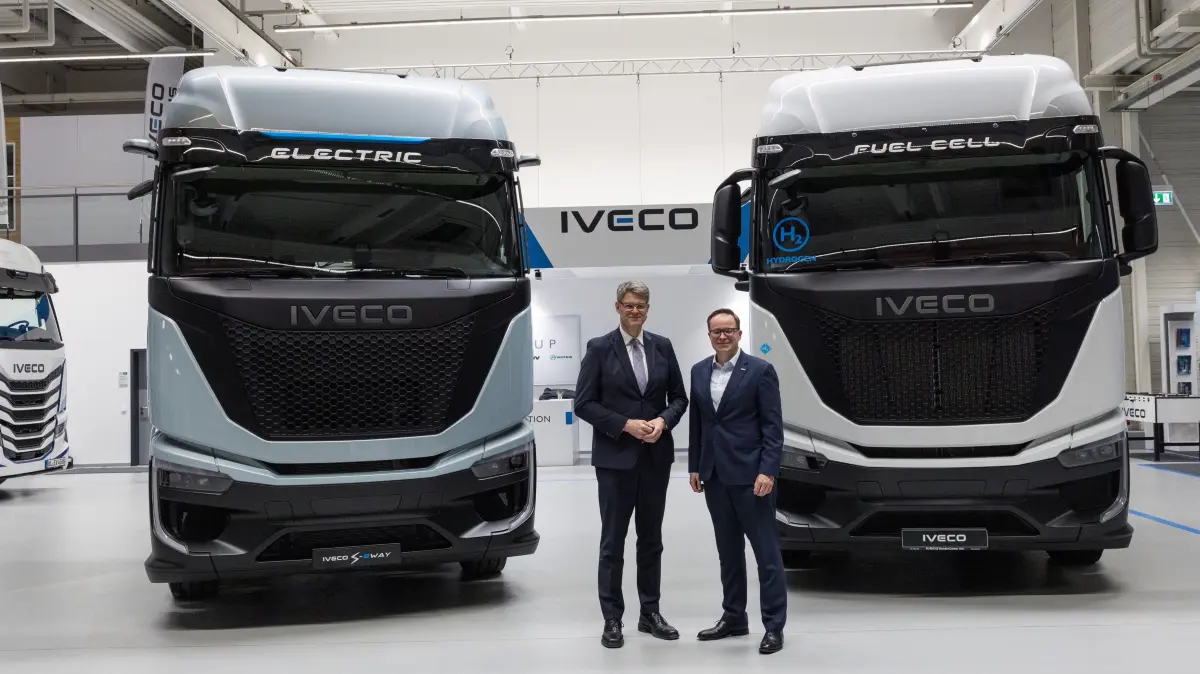 Besuch bei Iveco: Bundesverkehrsminister Patrick Schnieder (CDU, links) mit dem Vorstandsvorsitzenden Christian Sulser.