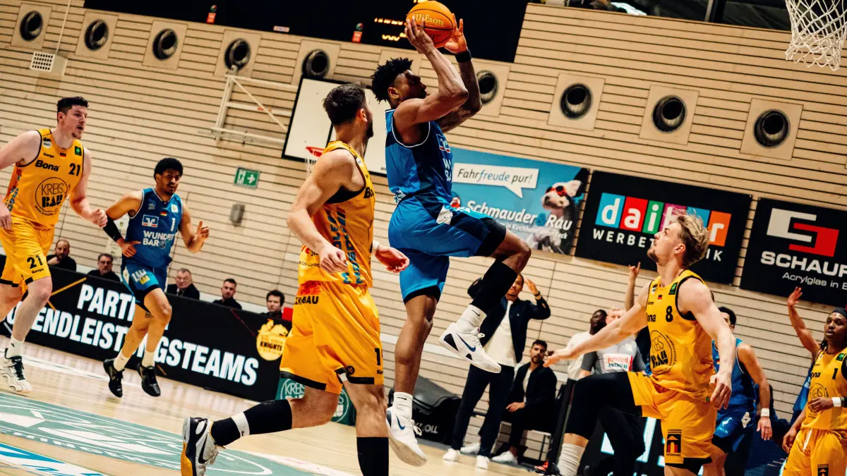 Die Merlins (blau) gewinnen das Derby in Kirchheim.