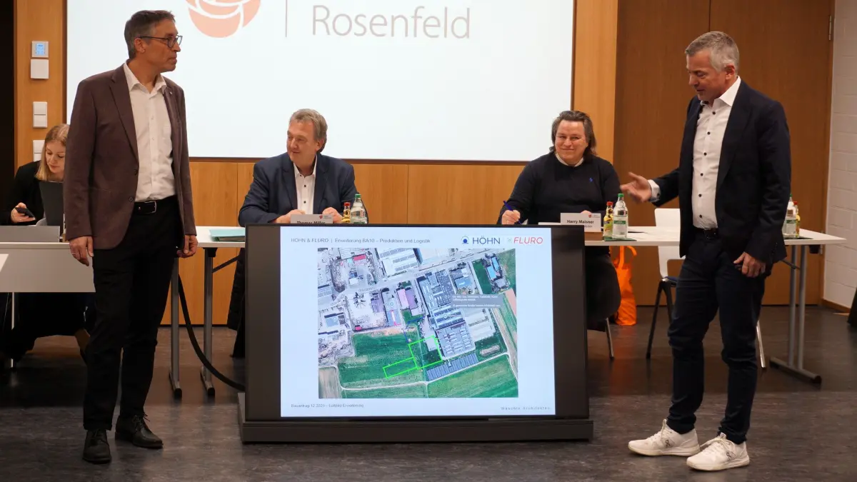 Geschäftsführer Reiner Höhn (links) und Architekt Till Wäschle informierten die Gemeinderäte über das Vorhaben.