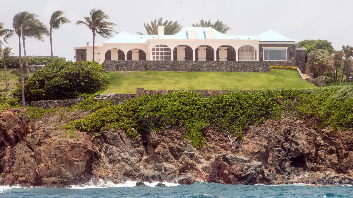 Ein Anwesen auf Little Saint James Island, die Privatinsel des verstorbenen US-Geschäftsmanns J. Epstein, die zu den US-Jungferninseln gehört. Der Missbrauchsskandal um Epstein hat laut einer neuen Zivilklage größere Ausmaße als bisher bekannt. Die Generalstaatsanwaltschaft der amerikanischen Jungferninseln wirft Epstein vor, bis mindestens 2018 auf seiner Privatinsel Little St. James Mädchen und junge Frauen missbraucht zu haben, wie US-Medien am 15.01.2020 (Ortszeit) berichteten. (zu dpa "Zivilklage: Epstein soll bis 2018 junge Frauen missbraucht haben") +++ dpa-Bildfunk +++