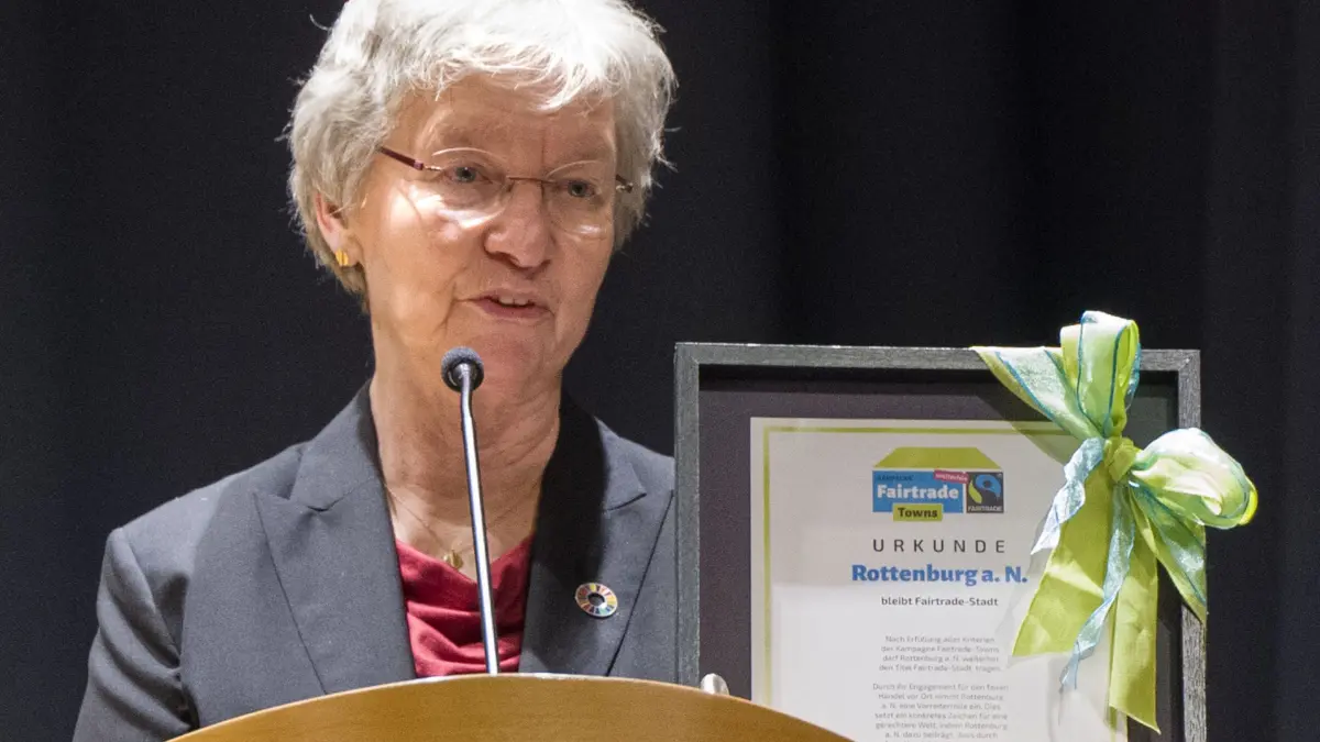 Rottenburg wird zum 8. Mal Fairtrade-Stadt. Lioba Weingärtner mit der Urkunde.
Aufnahme Klaus Franke 5.2.2026