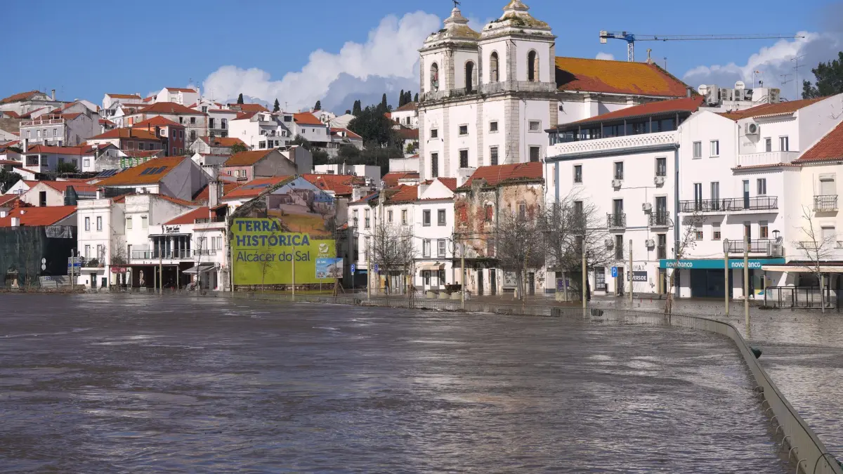 Wetter - Portugal: 06.02.2026, Portugal, Alcacer do Sal: Blick auf Alcacer do Sal in Südportugal, nachdem der Fluss Sado infolge starker Regenfälle über die Ufer getreten ist. Foto: Ana Brigida/AP/dpa +++ dpa-Bildfunk +++