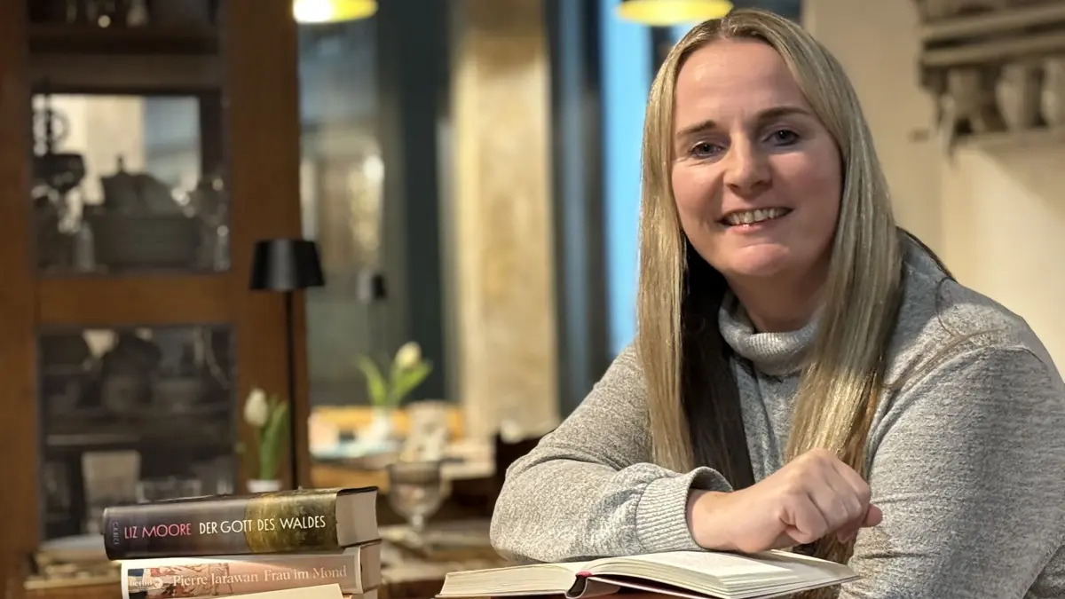 Bücher und lesen bedeuten für Carmen Böhm ziemlich viel. Im herrlichen Ambiente des Café einzig nicht artig veranstaltet sie die erste Silent Reading Party in Münsingen