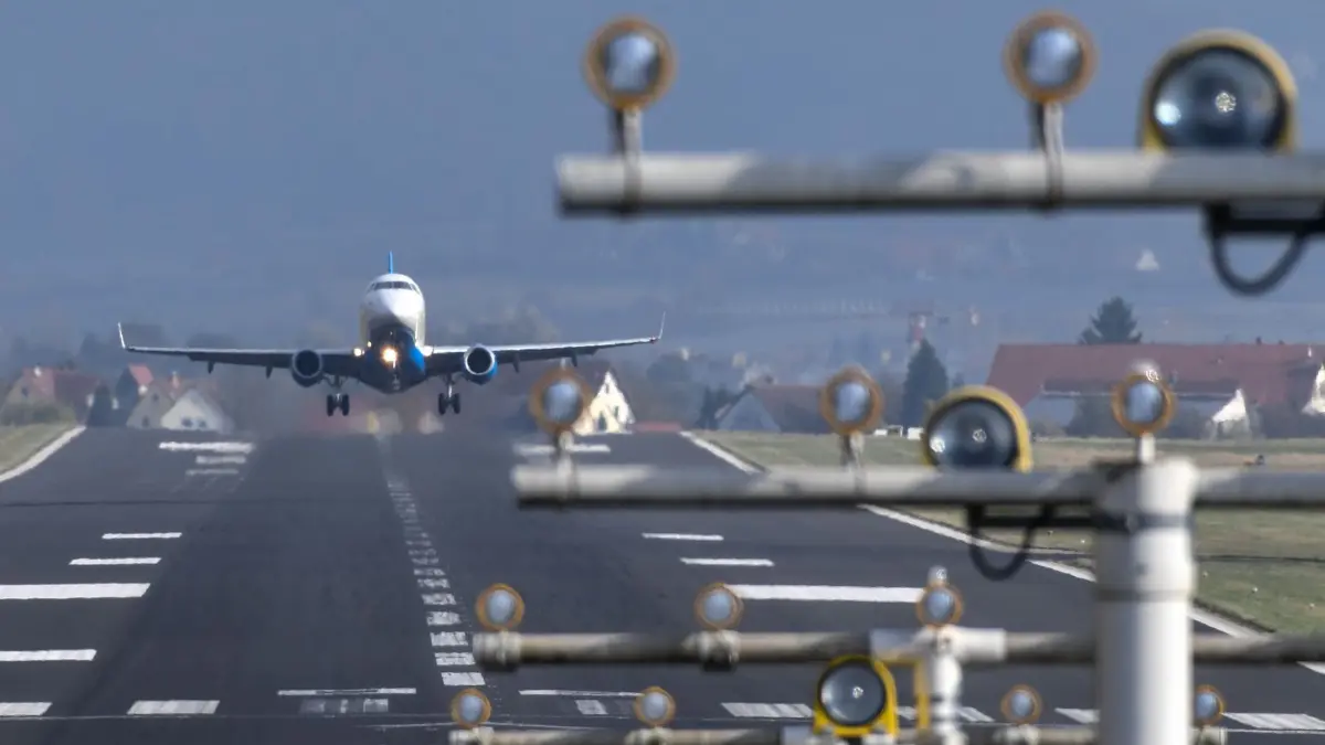 Flughafen Friedrichshafen: ARCHIV - 02.11.2016, Baden-Württemberg, Friedrichshafen: Ein Flugzeug einer Regionalfluggesellschaft startet vom Bodensee-Airport in Friedrichshafen aus. (zu dpa: «Mehr Ziele, mehr Flüge – Flughafen Friedrichshafen wächst») Foto: Felix Kästle/dpa +++ dpa-Bildfunk +++