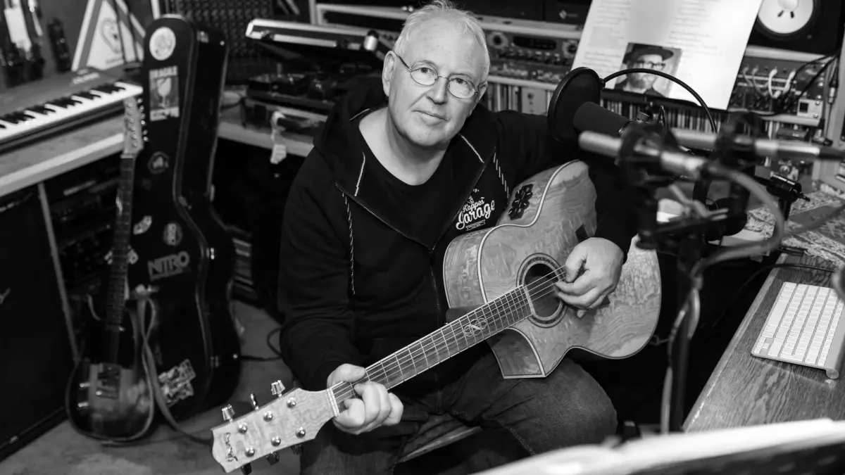 Frank "Molle" Winkler von der Hohenloher Mundartband Annaweech in seinem Tonstudio in Forchtenberg