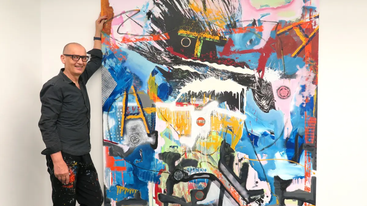 Der Künstler Dietmar Schönherr seinem Artroom in Balingen.