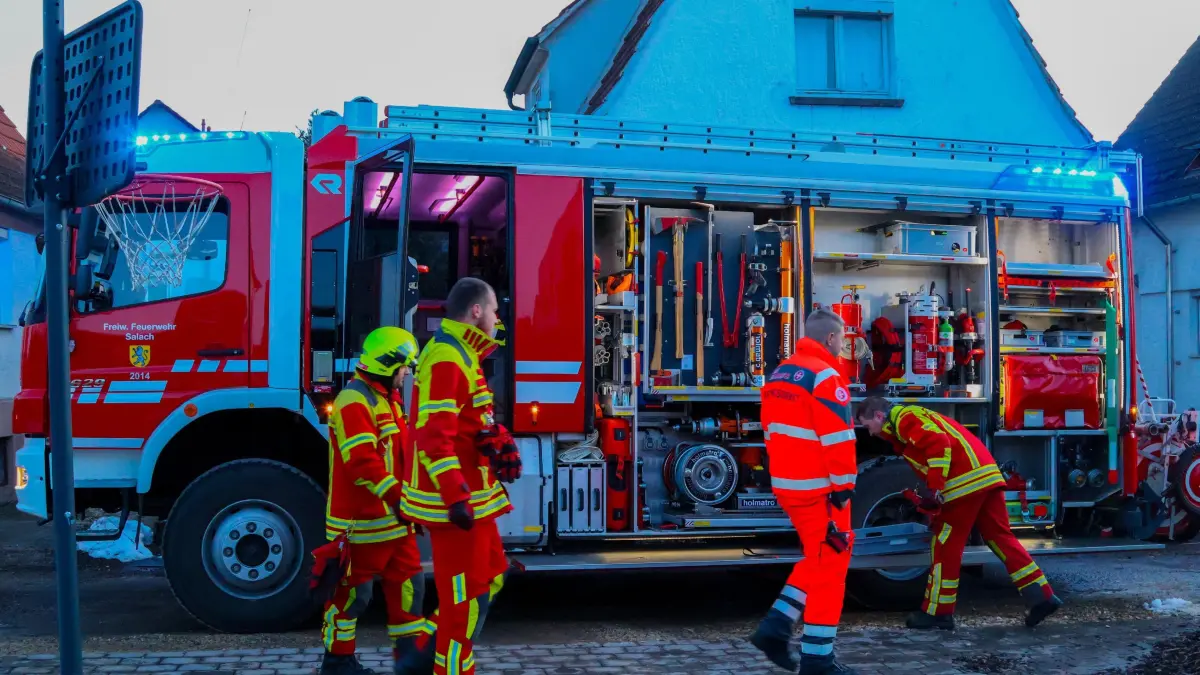 Salach: Feuer in Keller Am Donnerstag erlitt eine 39-Jaehrige leichte Verletzungen.: Gegen 16.20 Uhr wurde ein Kellerbrand in der Mozartstrasse gemeldet. Die Feuerwehr hatte das Feuer schnell geloescht. Was den Brand ausgeloest hatte, konnte bislang nicht festgestellt werden. Hinweise auf eine strafbare Handlung gibt es keine. Durch die starke Verrauchung ist das Gebaeude vorlaeufig nicht bewohnbar. Eine 39-Jaehrige kam mit Verdacht auf eine Rauchgasvergiftung in ein Krankenhaus. Eine Schadenshoehe laesst sich bislang nicht beziffern.