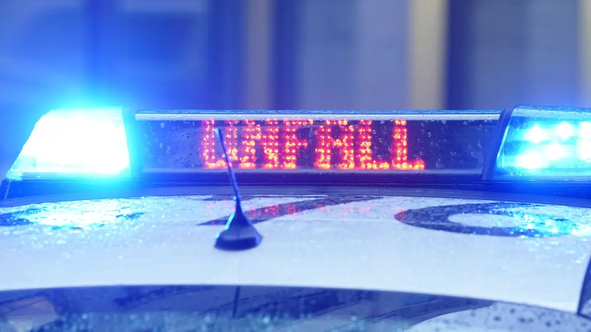 Polizeifahrzeug: ARCHIV - 15.03.2024, Hamburg: Der Schriftzug «Unfall» ist neben dem Blaulicht auf dem Dach eines Polizeiautos zu lesen. (zu dpa: «Lkw bleibt unter Brücke stecken und sorgt für Bahnchaos») Foto: Marcus Brandt/dpa +++ dpa-Bildfunk +++