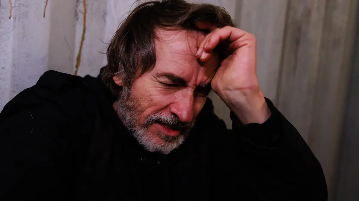 Jori (Guido Broscheit) ist von seiner anhaltenden Gefangenschaft mehr und mehr erschöpft.