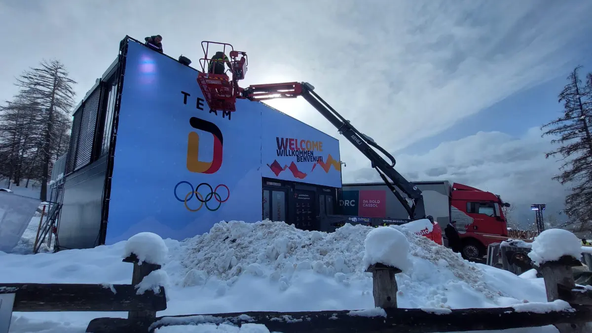 Hier werden die Fans des deutschen Teams empfangen – noch aber wird an der Fan-Zone am Deutschen Haus in Cortina gearbeitet.