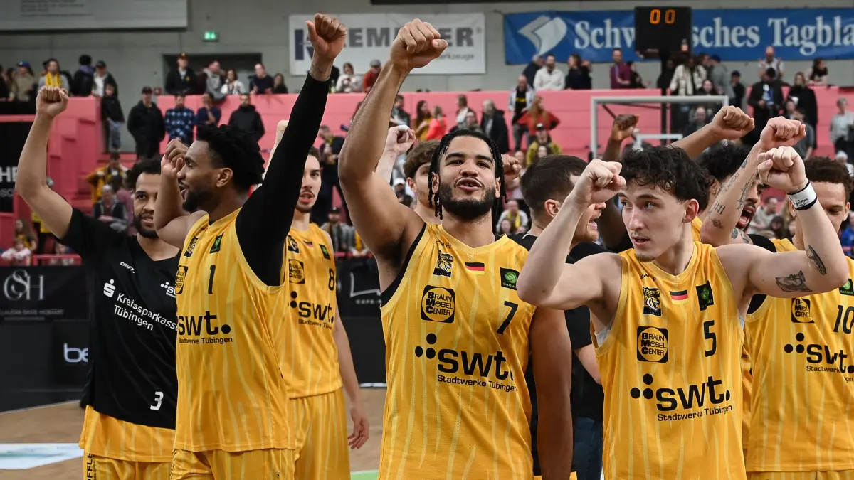 GER, Tigers Tuebingen vs. PS Karlsruhe Lions, Basketball, Herren, Pro A, 2. Barmer Basketball Bundesliga, Saison 2025/2026, 06.02.2026: Bernard Pelote III (Tigers Tuebingen, #01), Silas Oriane (Tigers Tuebingen, #07), Kaya Bayram (Tigers Tuebingen, #05), Isaiah Sanders (Tigers Tuebingen, #10), Jordan Johnson (Tigers Tuebingen, #11) feiern den Sieg, Jubel, Emotionen
GER, Tigers Tuebingen vs. PS Karlsruhe Lions, Basketball, Herren, Pro A, 2. Barmer Basketball Bundesliga, Saison 2025/2026, 06.02.2026
Foto: Eibner-Pressefoto/Nicolas Woern