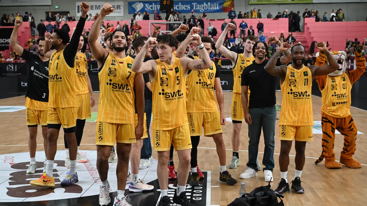 GER, Tigers Tuebingen vs. PS Karlsruhe Lions, Basketball, Herren, Pro A, 2. Barmer Basketball Bundesliga, Saison 2025/2026, 06.02.2026: Bernard Pelote III (Tigers Tuebingen, #01), Silas Oriane (Tigers Tuebingen, #07), Kaya Bayram (Tigers Tuebingen, #05), Isaiah Sanders (Tigers Tuebingen, #10), Jordan Johnson (Tigers Tuebingen, #11) feiern den Sieg, Jubel, Emotionen
GER, Tigers Tuebingen vs. PS Karlsruhe Lions, Basketball, Herren, Pro A, 2. Barmer Basketball Bundesliga, Saison 2025/2026, 06.02.2026
Foto: Eibner-Pressefoto/Nicolas Woern