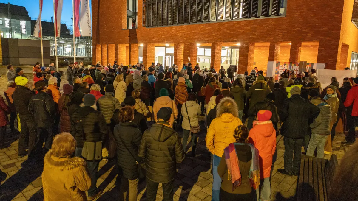 Eislingen, Schlossplatz (vor Rathaus): Demo gegen AfD-Veranstaltung