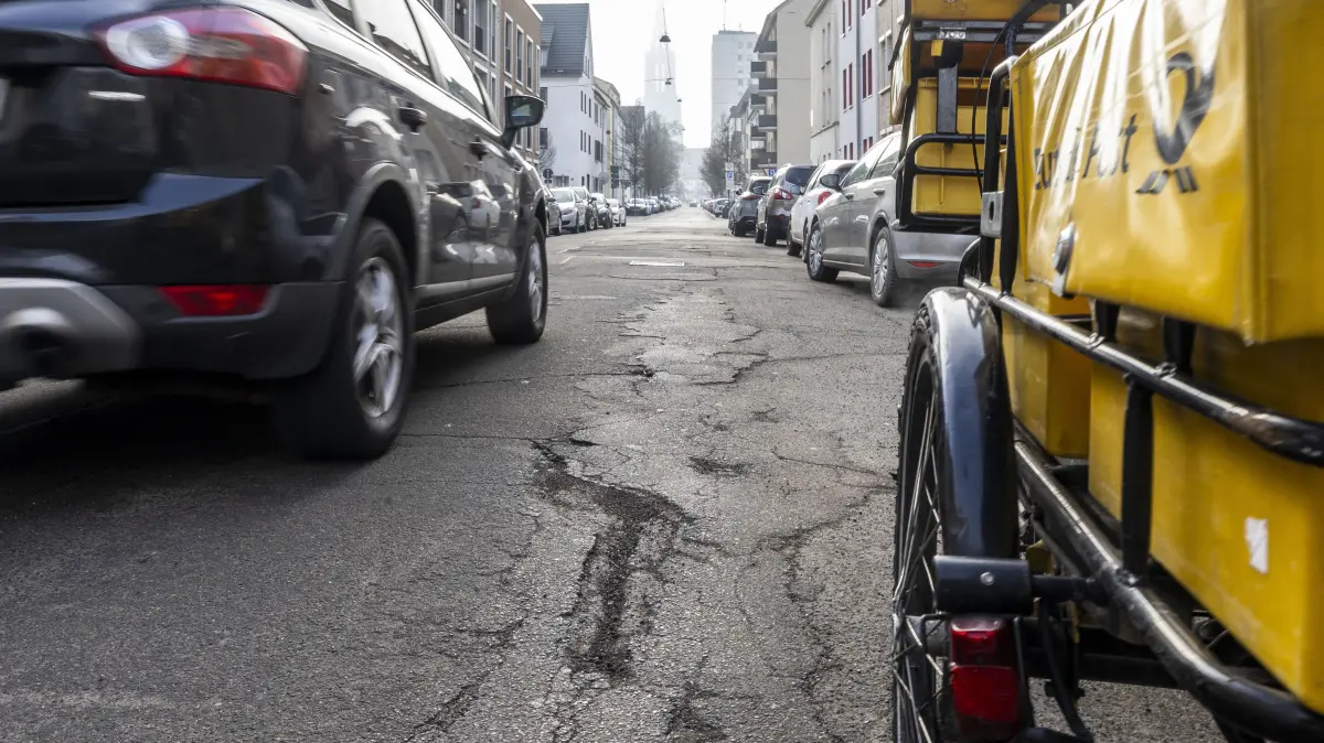 Schlechter Straßenzustand: Foto z.B. in der Ensingerstraße zwischen Karlsplatz und Wilhelmstraße