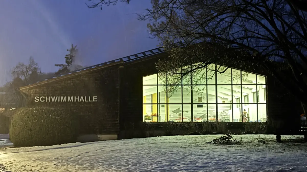 Die Kleinschwimmhalle in Michelbach/Bilz am Abend.