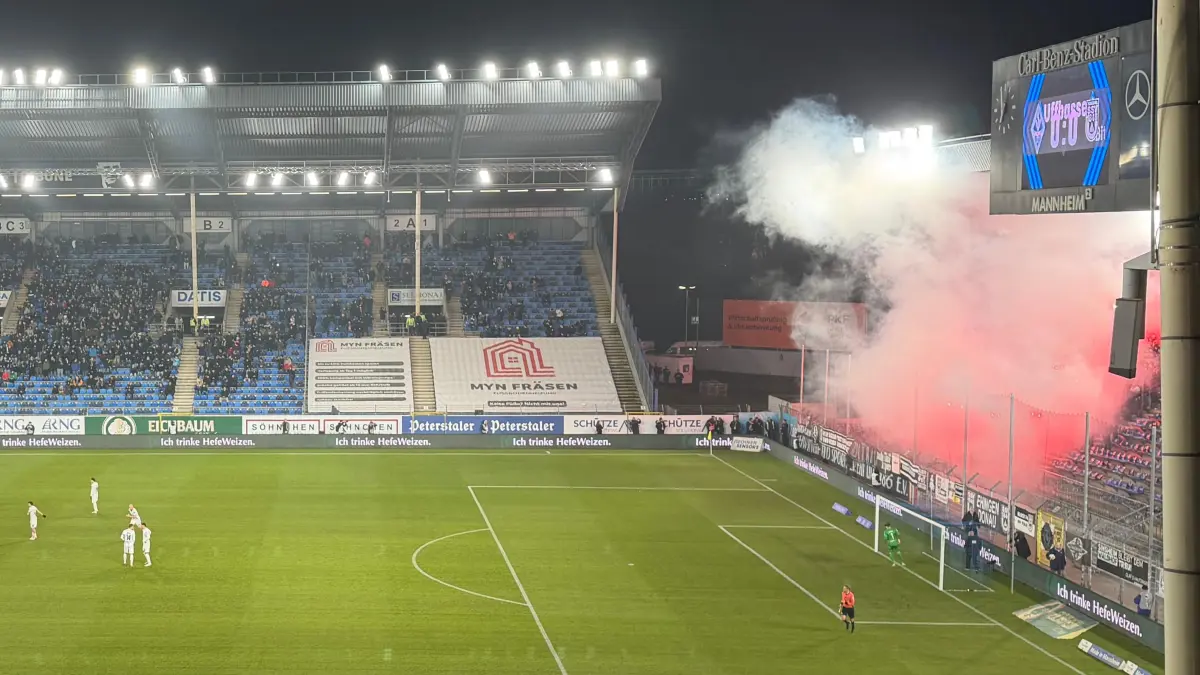 Das Drittliga-Spiel zwischen Waldhof Mannheim und dem SSV Ulm 1846 Fußball wird nach wenigen Sekunden unterbrochen. Der Grund: Dichte Rauchentwicklung infolge von Pyro-Shows in beiden Fanlagern.