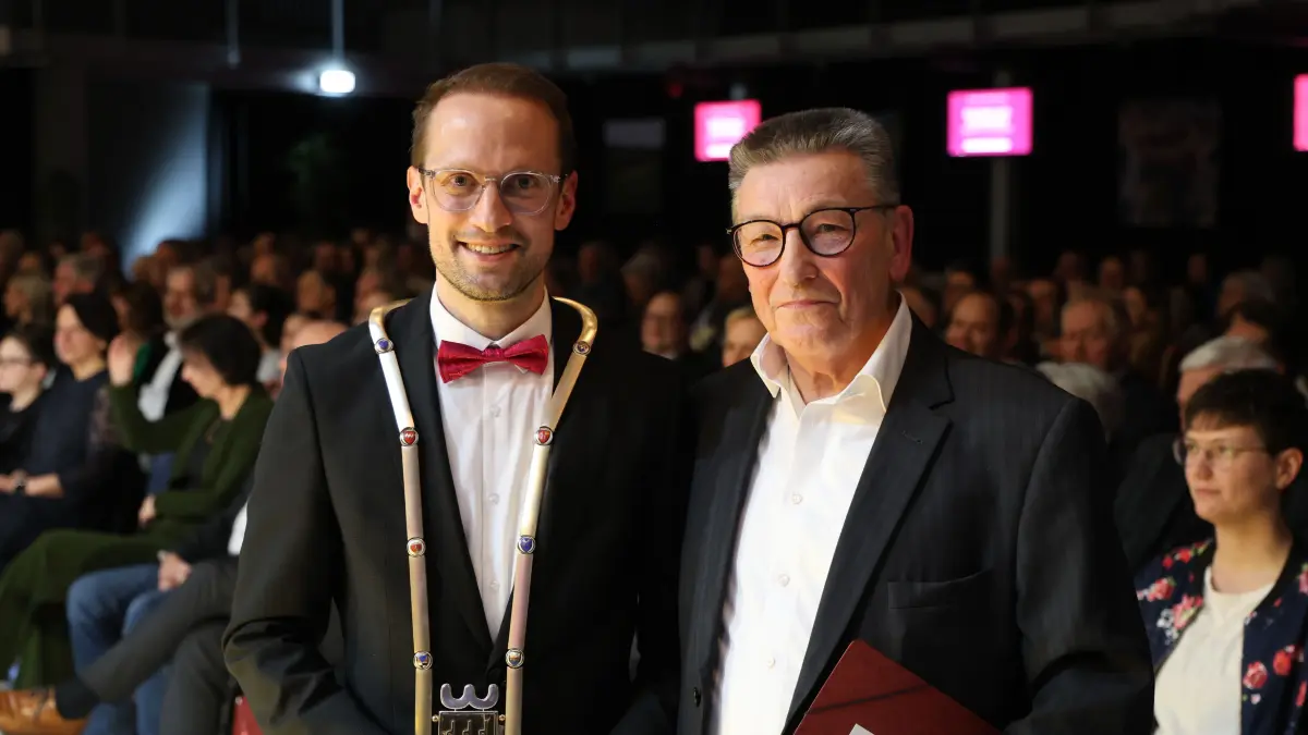 Amtseinsetzung zweite Amtszeit Oberbürgermeister Dr. Christoph Grimmer Crailsheim. Stadtrat Ulrich Tomaschewski (rechts) nahm die Verpflichtung Dr. Christoph Grimmers vor.