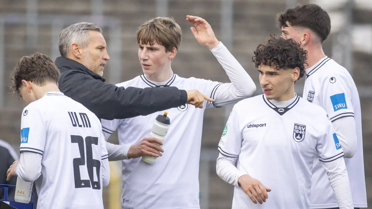 SSV Ulm, U19, Das war der 1. Spieltag gegen den Hamburger SV, Cheftrainer Timo Wenzel erklärt Linus Mahle, was zu tun ist