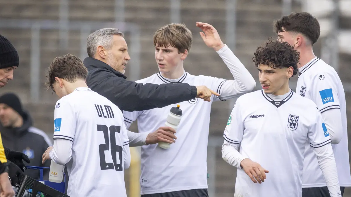 SSV Ulm, U19, Das war der 1. Spieltag gegen den Hamburger SV, Cheftrainer Timo Wenzel erklärt Linus Mahle, was zu tun ist