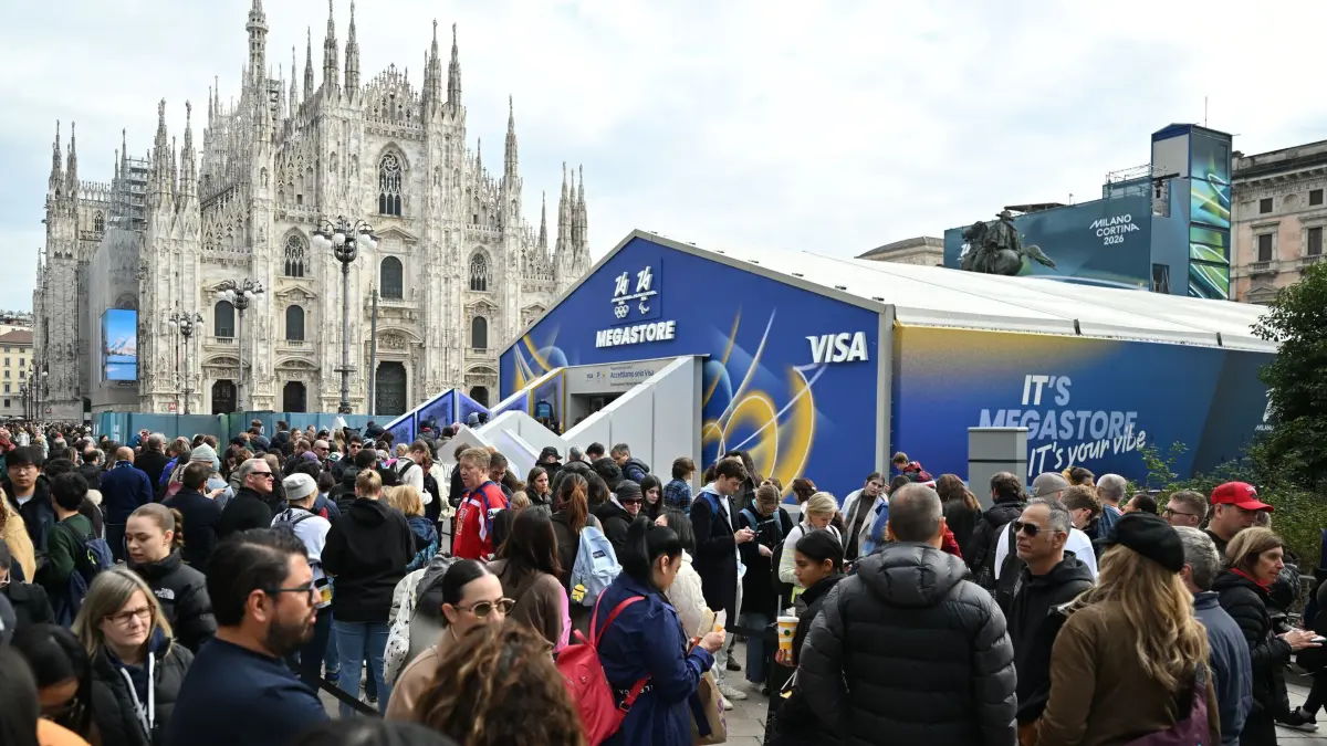 Olympische Winterspiele 2026: 07.02.2026, Italien, Mailand: Olympia, Olympische Winterspiele Mailand Cortina 2026, lange Schlangen vor dem Megastore vor dem Mailänder Dom, wo Merchandise der Spiele verkauft wird. Foto: Peter Kneffel/dpa +++ dpa-Bildfunk +++
