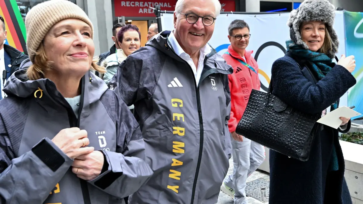 Olympische Winterspiele 2026: dpatopbilder - 07.02.2026, Italien, Mailand: *** CROP *** Olympia, Olympische Winterspiele Mailand Cortina 2026, Bundespräsident Frank-Walter Steinmeier und seine Frau Elke Büdenbender (l) besuchen das olympische Dorf. Foto: Peter Kneffel/dpa +++ dpa-Bildfunk +++