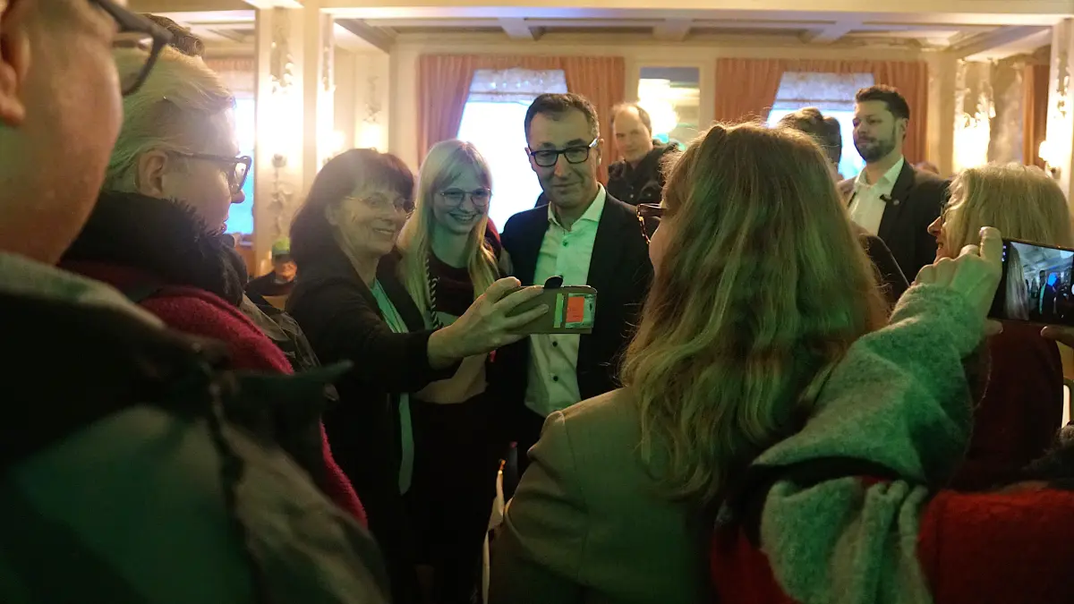Cem Özdemir füllte in Freudenstadt nicht nur einen ganzen Saal, sondern erfüllte auch Fotowünsche.