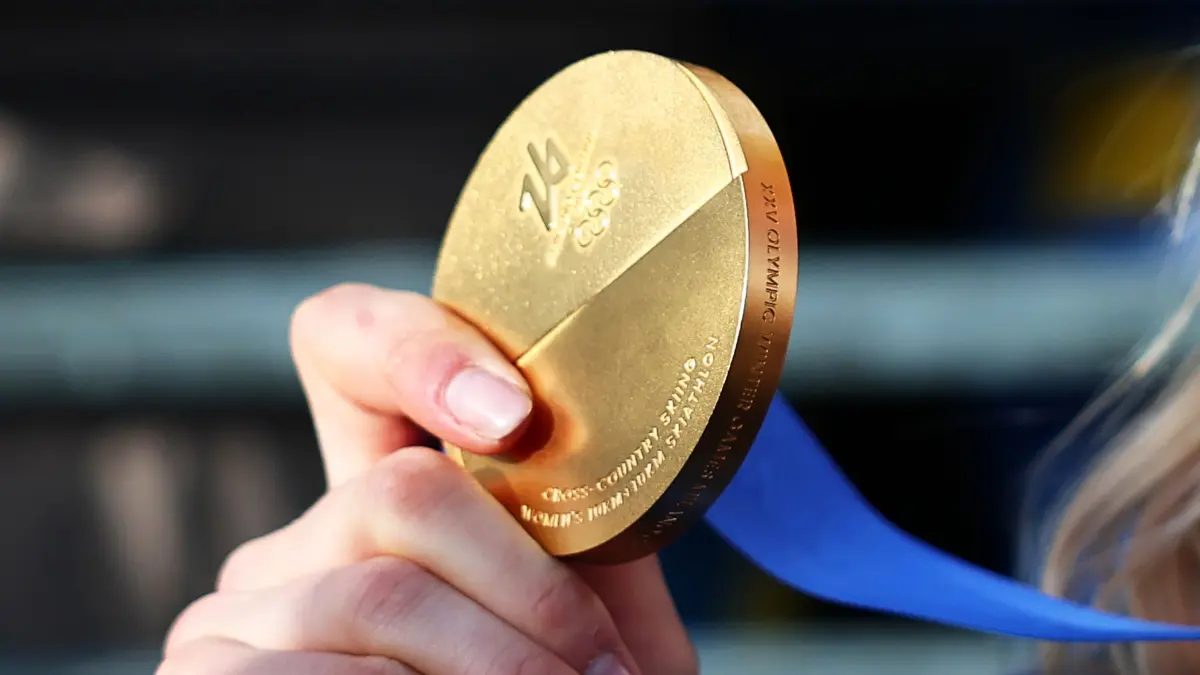 Olympische Winterspiele 2026: 07.02.2026, Italien, Tesero: Olympia, Olympische Winterspiele Mailand Cortina 2026, Ski nordisch/Langlauf, Skiathlon 2 x 10 km, Frauen, Frida Karlsson (Schweden) hält ihre Goldmedaille in der Hand. Foto: Daniel Karmann/dpa +++ dpa-Bildfunk +++