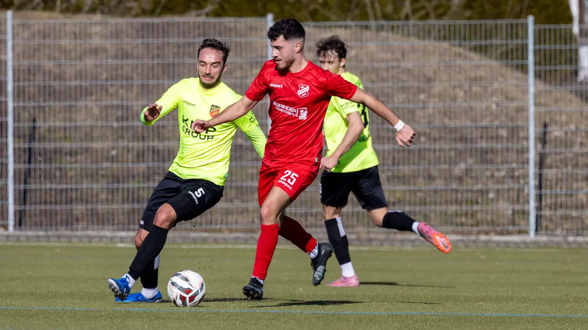 6. Beatparade-Cup 2026: SG Empfingen vs. FC Holzhausen, Fußball, 2026, 07.02.26, Empfingen : Zweikampf, Duell, Kampf, tackle, duel, duel, fight, tackle Adrian Mueller (FC Holzhausen, #05) und Sergen Erdem (SG Empfingen, #25)
6. Beatparade-Cup 2026: SG Empfingen vs. FC Holzhausen, Fussball , 2026, 07.02.26
Foto: Eibner-Pressefoto/Thiemann Kirsten