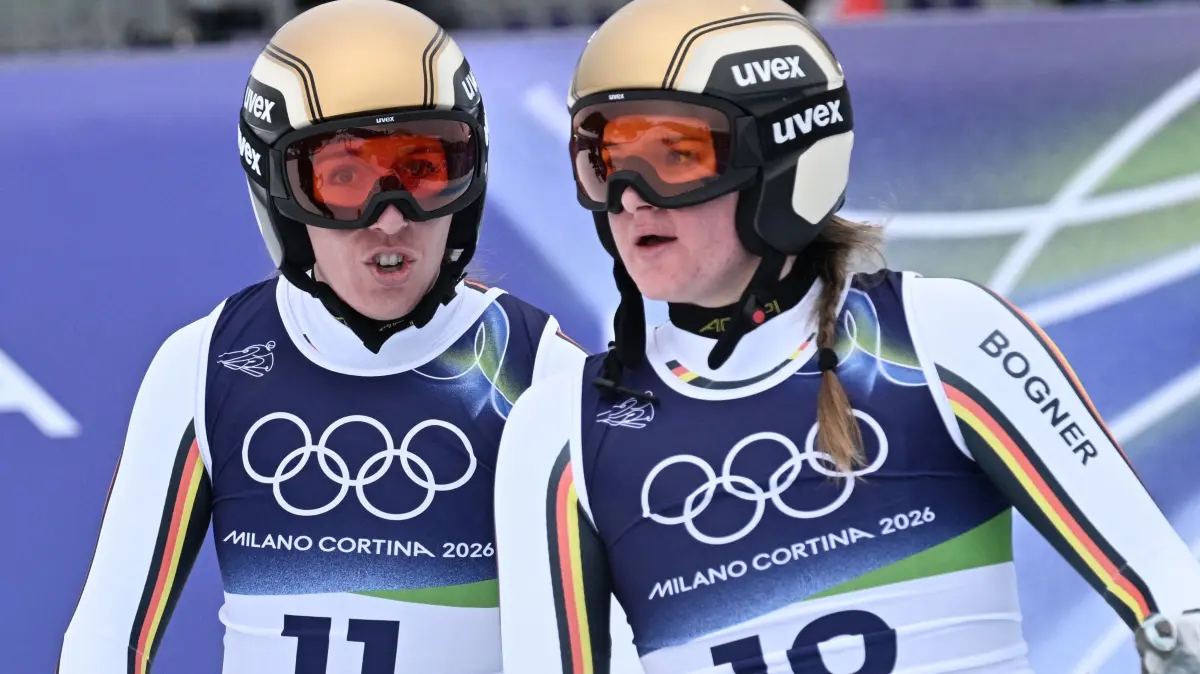 Germany's Kira Weidle-Winkelmann and Emma Aicher take part of an official training for the women's downhill event during the Milano Cortina 2026 Winter Olympic Games at the Tofane Alpine Skiing Centre in Cortina d’Ampezzo on February 7, 2026. (Photo by Tiziana FABI / AFP)