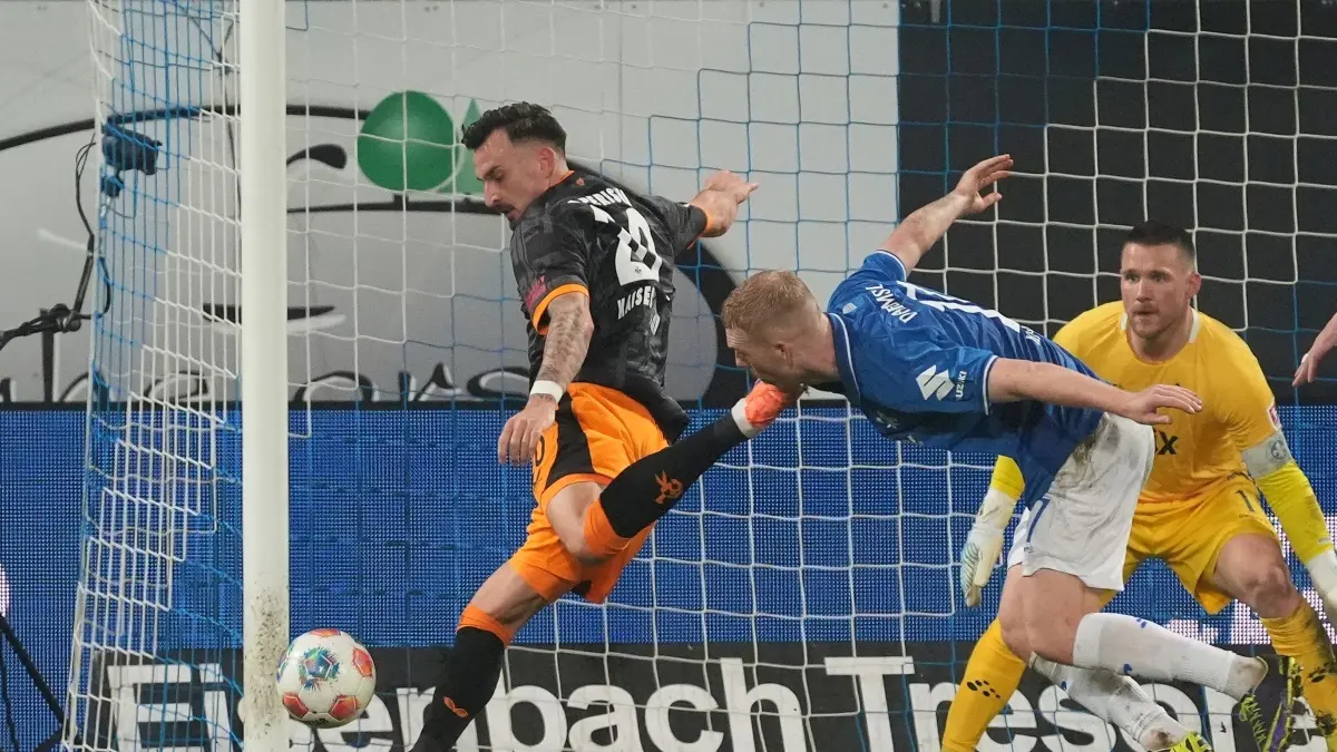 Darmstadt 98 - 1. FC Kaiserslautern: 07.02.2026, Hessen, Darmstadt: Fußball: 2. Bundesliga, Darmstadt 98 - 1. FC Kaiserslautern, 21. Spieltag, Merck-Stadion am Böllenfalltor. Torchance Mergim Berisha (1. FC Kaiserslautern, l) gegen Kai Klefisch (SV Darmstadt 98, m) und Torwart Marcel Schuhen (SV Darmstadt 98, r). Foto: Marc Schüler/dpa - WICHTIGER HINWEIS: Gemäß den Vorgaben der DFL Deutsche Fußball Liga bzw. des DFB Deutscher Fußball-Bund ist es untersagt, in dem Stadion und/oder vom Spiel angefertigte Fotoaufnahmen in Form von Sequenzbildern und/oder videoähnlichen Fotostrecken zu verwerten bzw. verwerten zu lassen. +++ dpa-Bildfunk +++