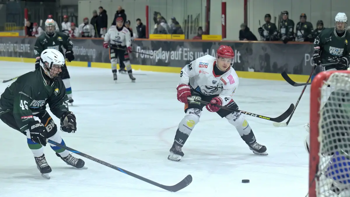Eishockey BWL | SC Bietigheim-Bissingen vs. TSG Reutlingen: Eishockey BWL | SC Bietigheim-Bissingen (gruen) vs. TSG Reutlingen (weiss) // 2026-02-06 // Foto: Joachim Baur // #8 Lukas Traub (TSG Reutlingen) / #45 Simon Vogel (SCB)