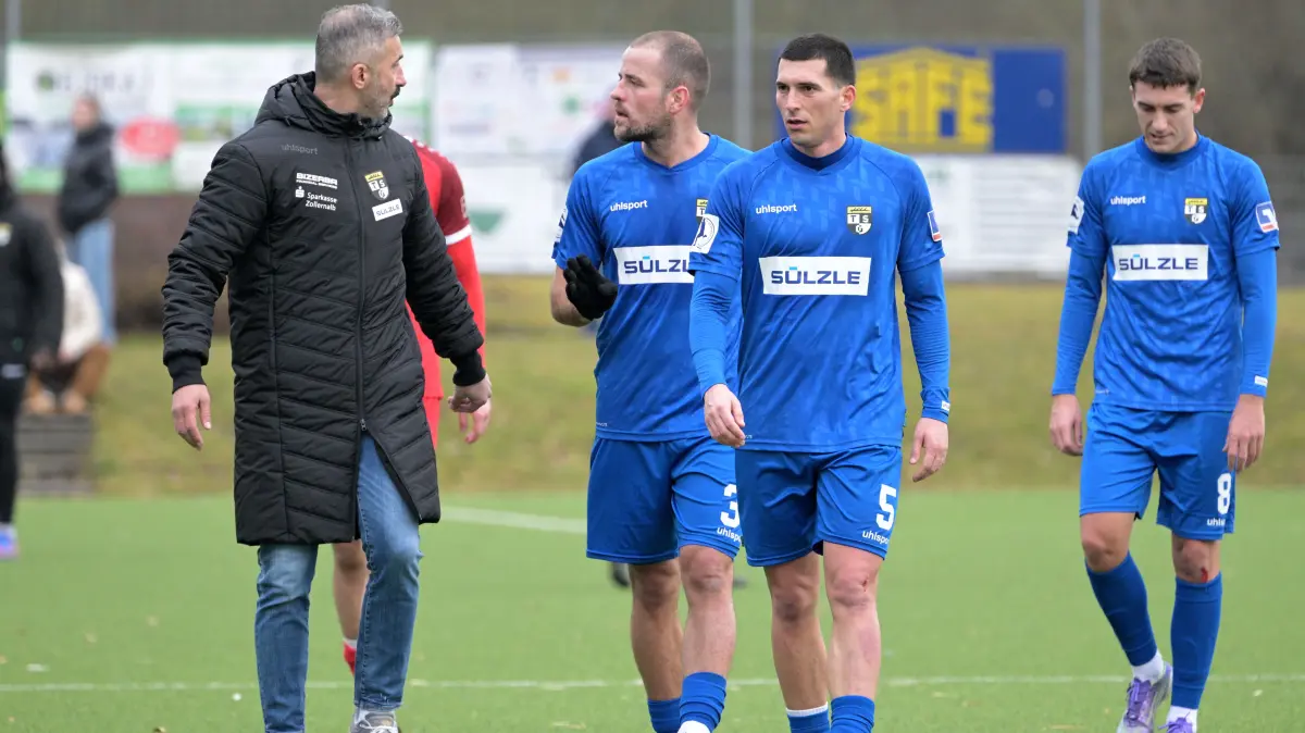 SSV Reutlingen vs. TSG Balingen Fussball, Testspiel, Saison 2025/2026, 08.02.2026 : Murat Isik (TSG Balingen, Trainer), Ivo Colic (TSG Balingen, #31) und Denis Latifovic (TSG Balingen, #05)
SSV Reutlingen vs. TSG Balingen
Fussball, Testspiel, Saison 2025/2026, 08.02.2026
Foto: Eibner-Pressefoto/ Tobias Baur