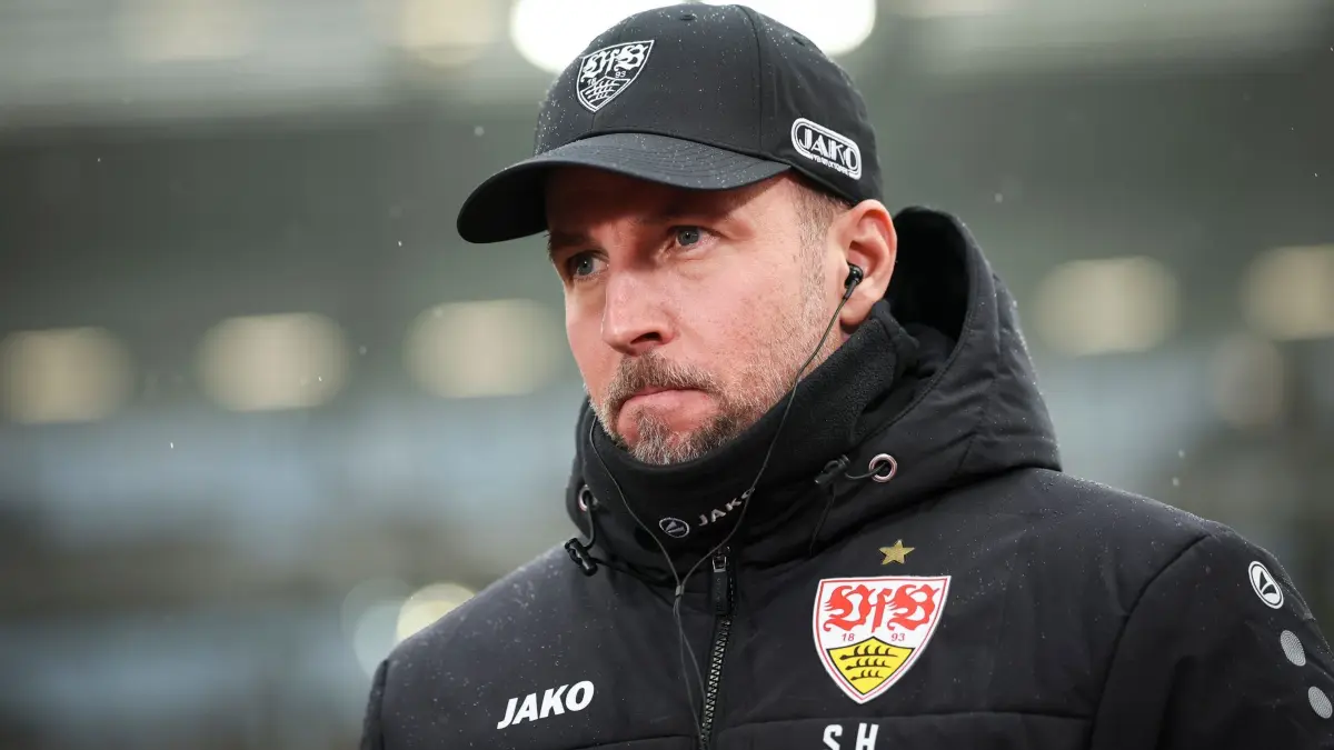 FC St. Pauli - VfB Stuttgart: 07.02.2026, Hamburg: Fußball, Männer: Bundesliga, FC St. Pauli - VfB Stuttgart, 21. Spieltag, Millerntor-Stadion, Trainer Sebastian Hoeneß (VfB Stuttgart) vor dem Spiel. (zu dpa: «VfB sehnt Woche ohne Doppelbelastung herbei») Foto: Christian Charisius/dpa - WICHTIGER HINWEIS: Gemäß den Vorgaben der DFL Deutsche Fußball Liga bzw. des DFB Deutscher Fußball-Bund ist es untersagt, in dem Stadion und/oder vom Spiel angefertigte Fotoaufnahmen in Form von Sequenzbildern und/oder videoähnlichen Fotostrecken zu verwerten bzw. verwerten zu lassen. +++ dpa-Bildfunk +++