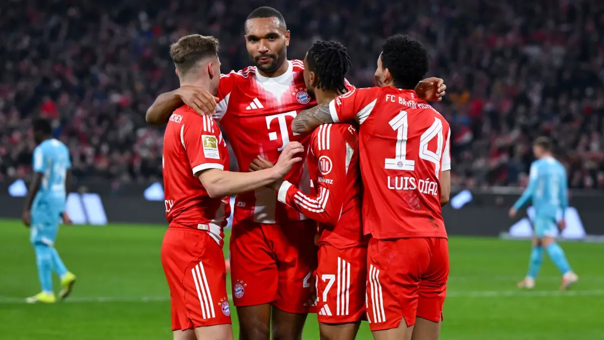 Bayern München - TSG 1899 Hoffenheim: 08.02.2026, Bayern, München: Fußball: Bundesliga, Bayern München - TSG 1899 Hoffenheim, 21. Spieltag in der Allianz Arena. Joshua Kimmich (l-r, Bayern München), Jonathan Tah (Bayern München), Michael Olise (Bayern München) und Luis Diaz (Bayern München) jubeln über das Tor zum 4:1. Foto: Sven Hoppe/dpa - WICHTIGER HINWEIS: Gemäß den Vorgaben der DFL Deutsche Fußball Liga bzw. des DFB Deutscher Fußball-Bund ist es untersagt, in dem Stadion und/oder vom Spiel angefertigte Fotoaufnahmen in Form von Sequenzbildern und/oder videoähnlichen Fotostrecken zu verwerten bzw. verwerten zu lassen. +++ dpa-Bildfunk +++