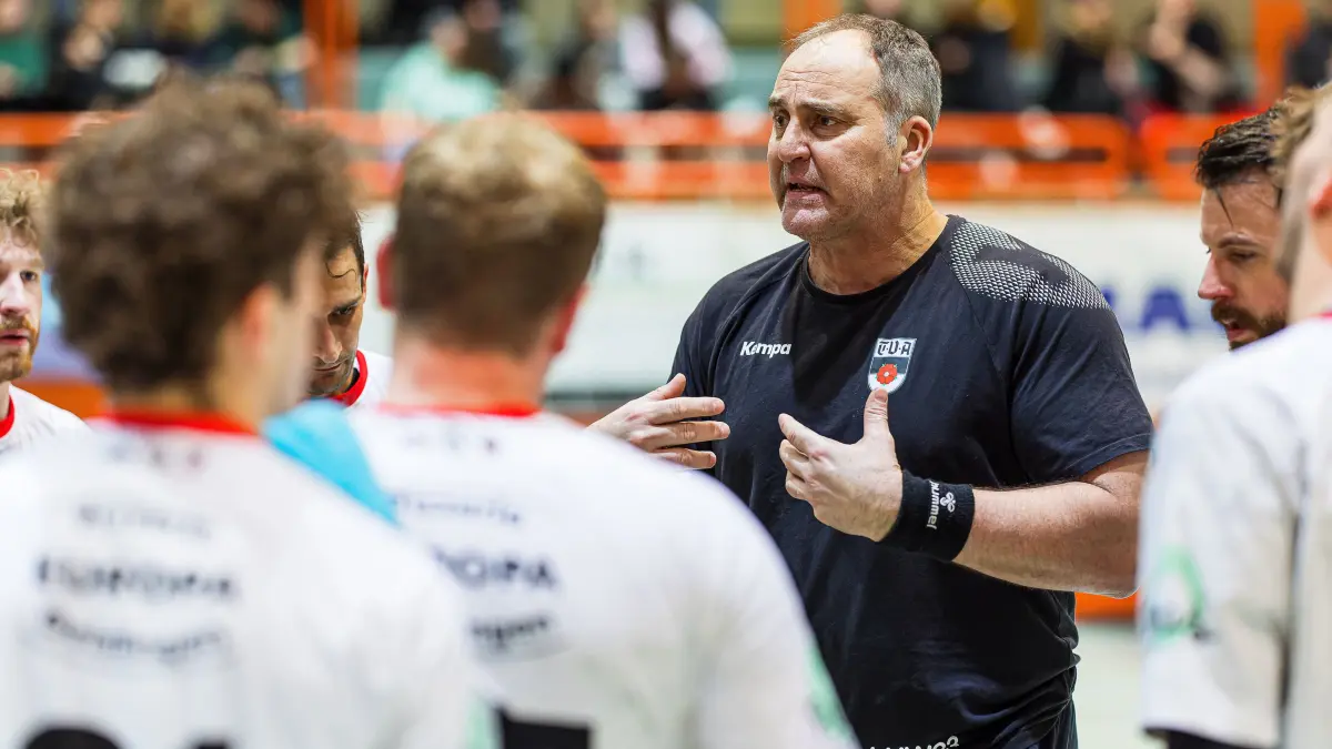 Handball Landesliga: Handball Landesliga; TV Altenstadt - SG Lauterstein II;
Trainer Lars Hendrik Walther (TV Altenstadt) instruiert sein Team während einer Auszeit;
08.02.2026; Michelberghalle; Geislingen.
Foto: Thomas Madel