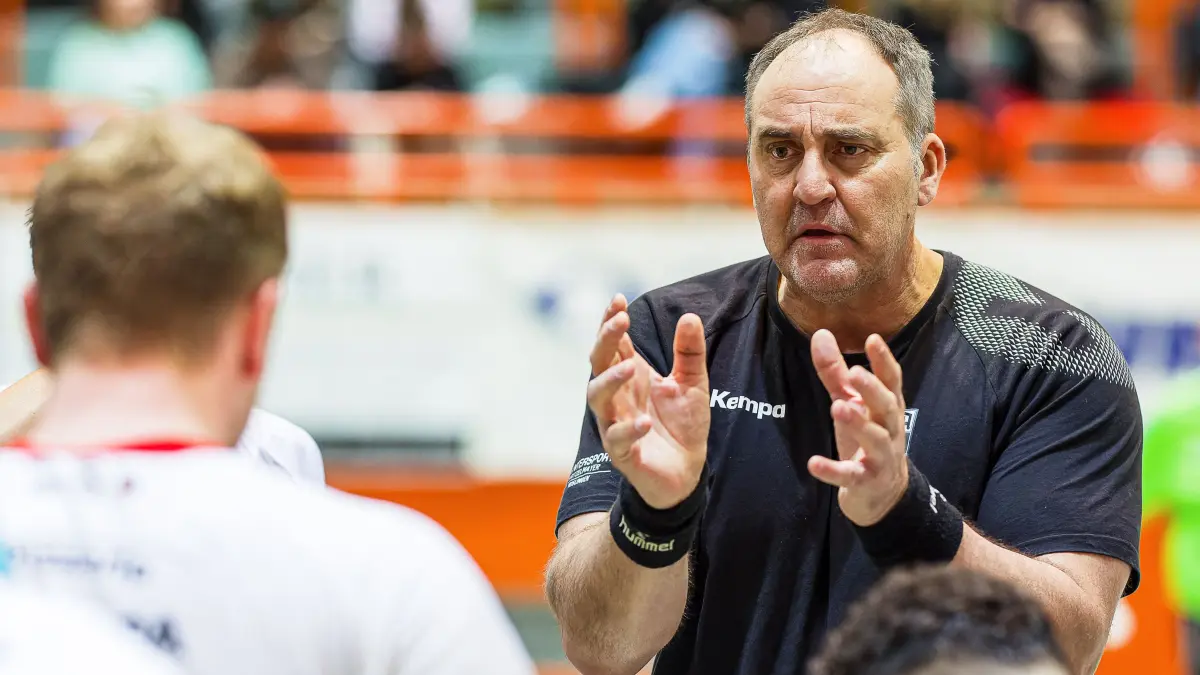 Handball Landesliga: Handball Landesliga; TV Altenstadt - SG Lauterstein II;
Trainer Lars Hendrik Walther (TV Altenstadt) instruiert sein Team während einer Auszeit;
08.02.2026; Michelberghalle; Geislingen.
Foto: Thomas Madel