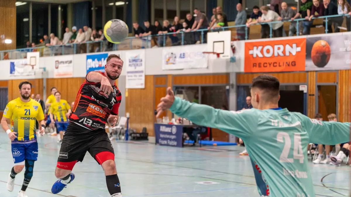 Fynn Menzel (HSG Albstadt, #05), Mika Gmelich (TV Plochingen, #24),
HSG Albstadt vs. TV Plochingen, Handball, Regionalliga, 07.02.2026,
Foto: Eibner-Pressefoto/Michael Maehrle