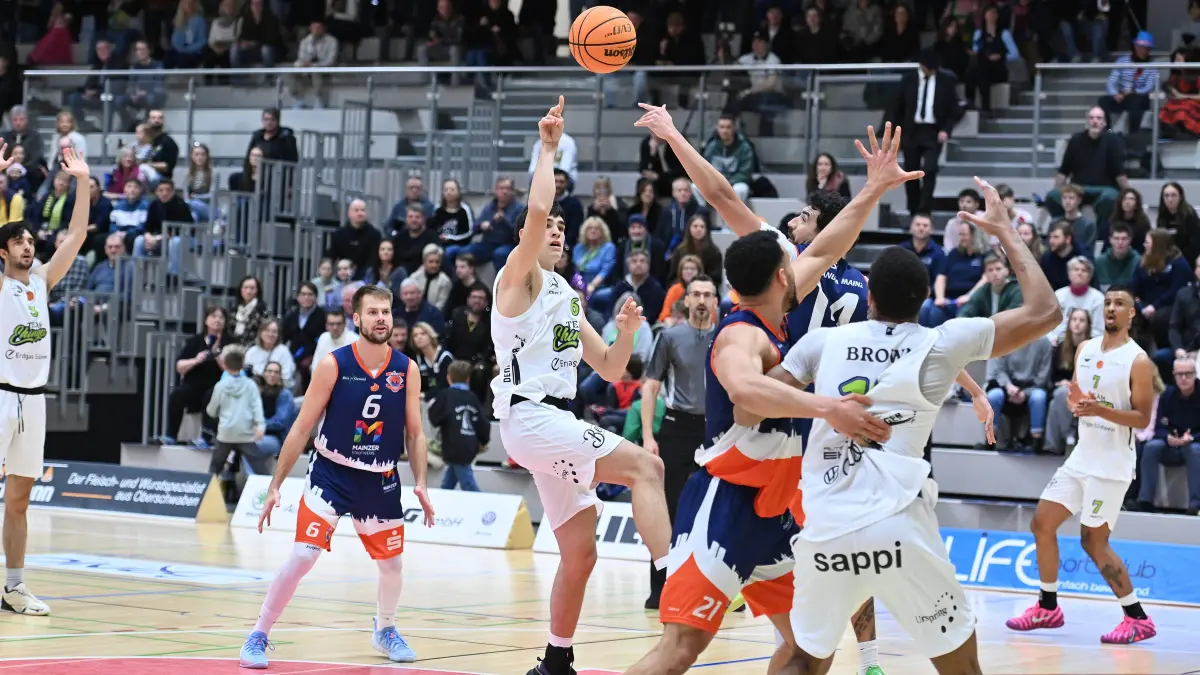 Team Ehingen Urspring - Mainz Basketball Regionalliga Pablo Estelle
