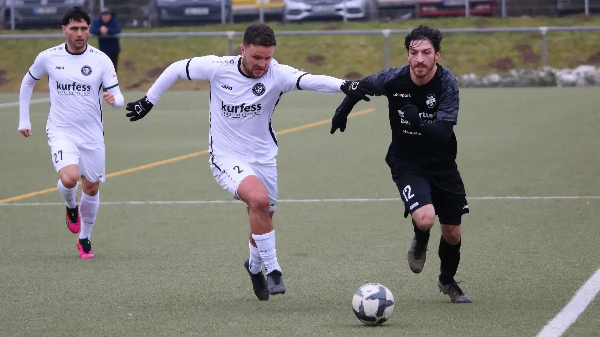 Fußball, Testspiel, SC Geislingen siegt bei der SSG Ulm 99 mit 4:0; Christian Schmohl in Laufduell mit Nick Seemann