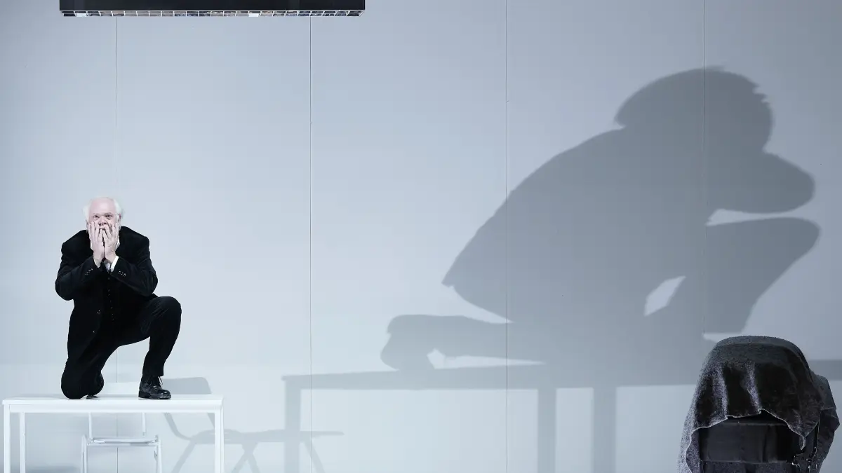 Hans Sachs, Unheil ausbrütend: Martin Ganter singt grandios den Schuster und Poeten in der Neuinszenierung der "Meistersinger von Nürnberg" an der Staatsoper Stuttgart.