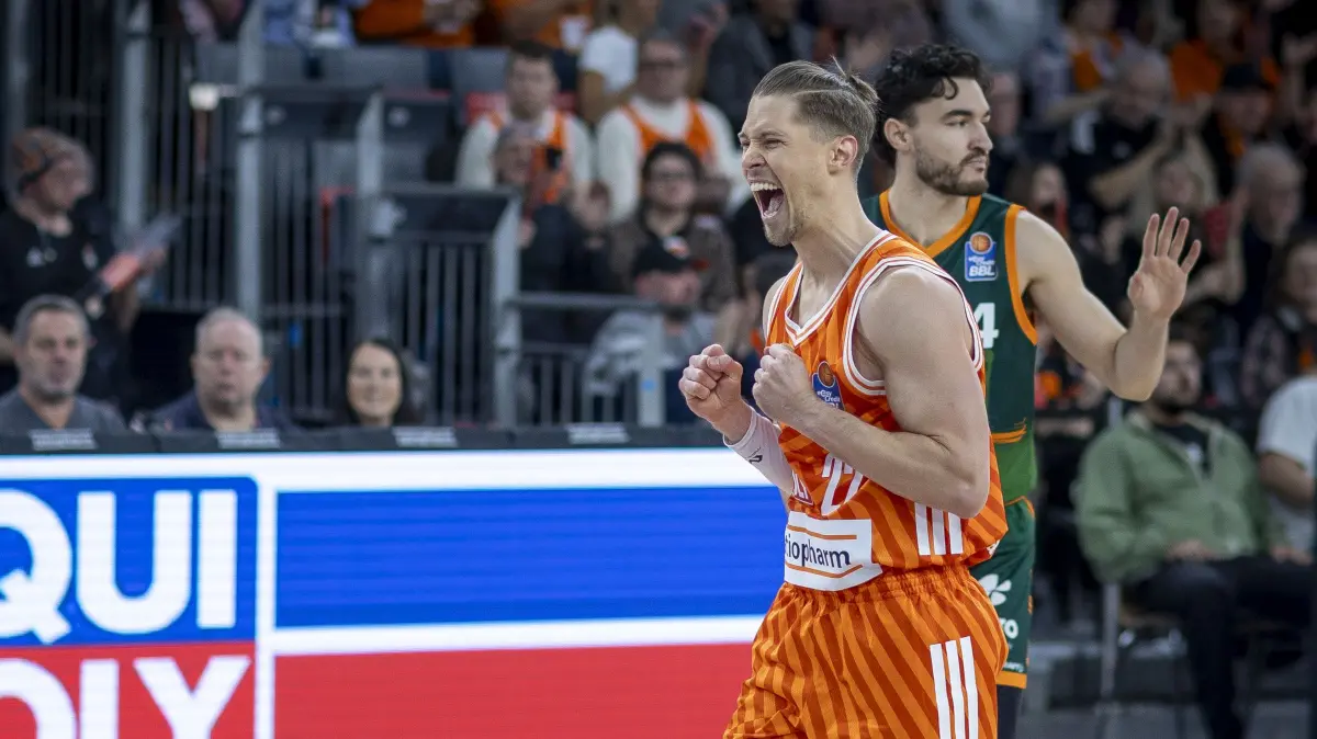 Basketball, Ratiopharm Ulm am Sonntag, 15 Uhr, zu Hause Ratiopharm Ulm (orange) gegen Trier (grün),Tommy Klepeisz