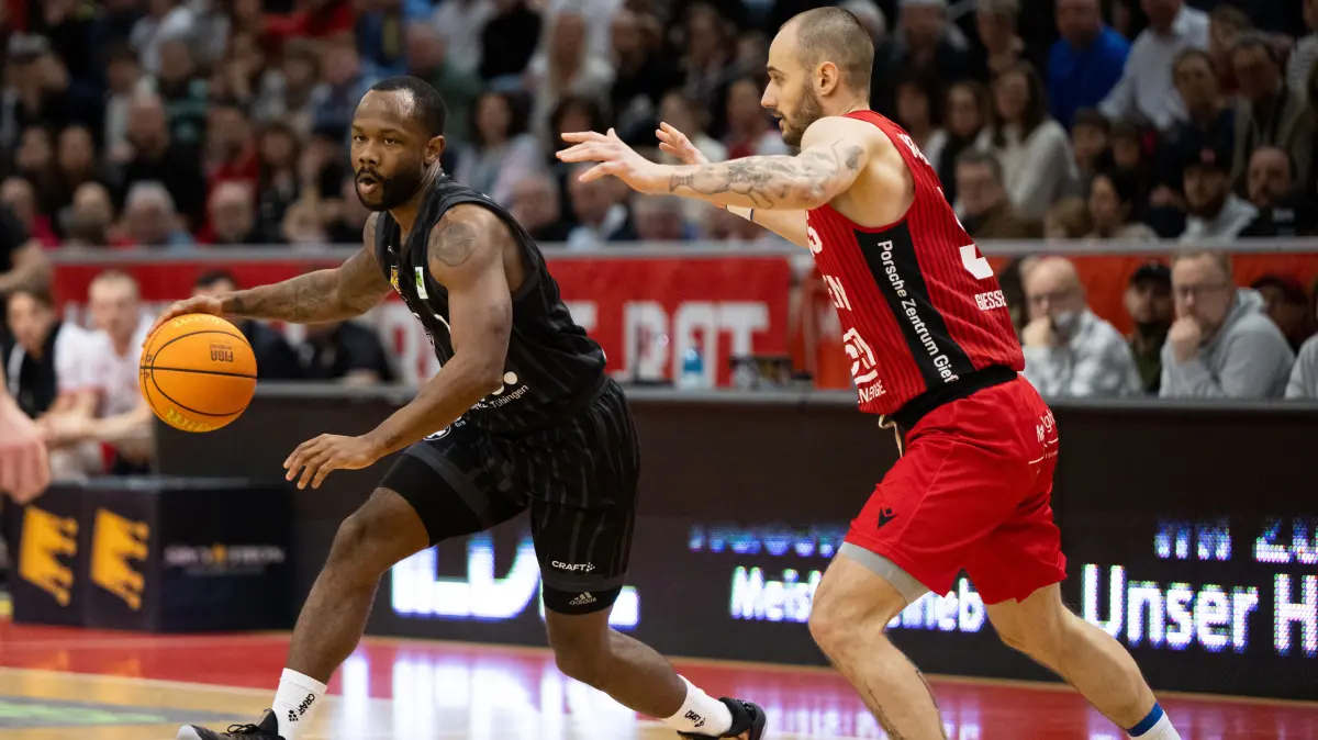 GER, Gießen 46ers vs. Tigers Tuebingen, Basketball, Herren, Pro A, 2. Barmer Basketball Bundesliga: Jordan Nathaniel Johnson (Tigers Tuebingen, #11) im Zweikampf mit Simon Krajcovic (GIESSEN 46ers, #55),
GER, Gießen 46ers vs. Tigers Tuebingen, Basketball, Herren, Pro A, 2. Barmer Basketball Bundesliga, 08.02.2026.
Foto: Eibner-Pressefoto/Florian Wiegand