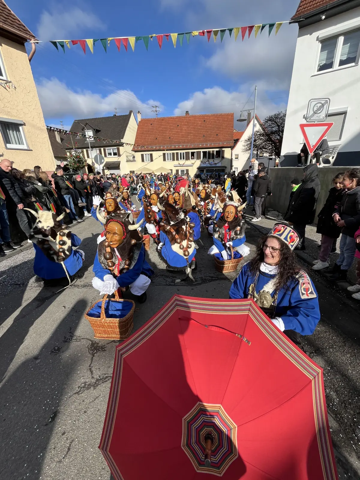 Die Hagenwürger aus Deißlingen gingen für die jubilierenden Hagaverschrecker aus Stetten auf die Knie.