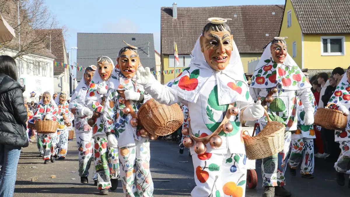Die Narrenzunft Ahldorf mit ihren Schmorra. Der Name der Figur geht auf eine Bezeichnung zurück, die erstmals gegen Ende des 17. Jahrhunderts auftauchte.