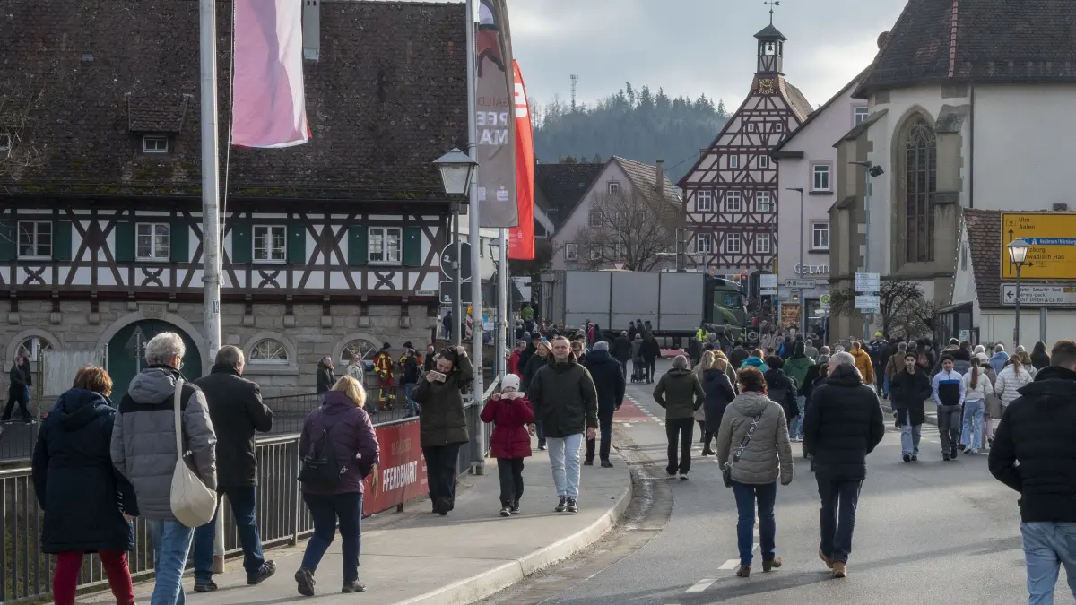 Die Gaildorfer Innenstadt verwandelt sich am Sonntag zu einer großen Fußgängerzone. An der Markplatzkreuzung und beim Rathaus blockieren große Lastwagen als Teil des Sicherheitskonzeptes die Straße.