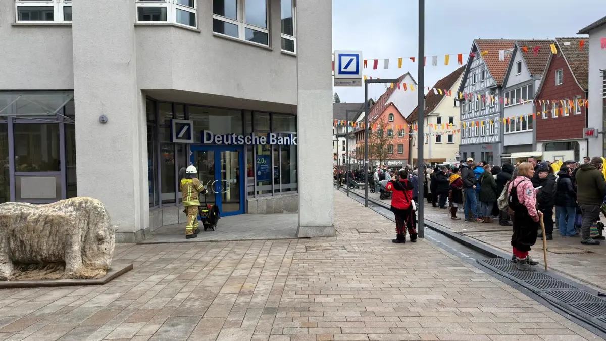Die Feuerwehr Ebingen rückte wegen eines Brandalarms in die Filiale der Deutschen Bank aus.