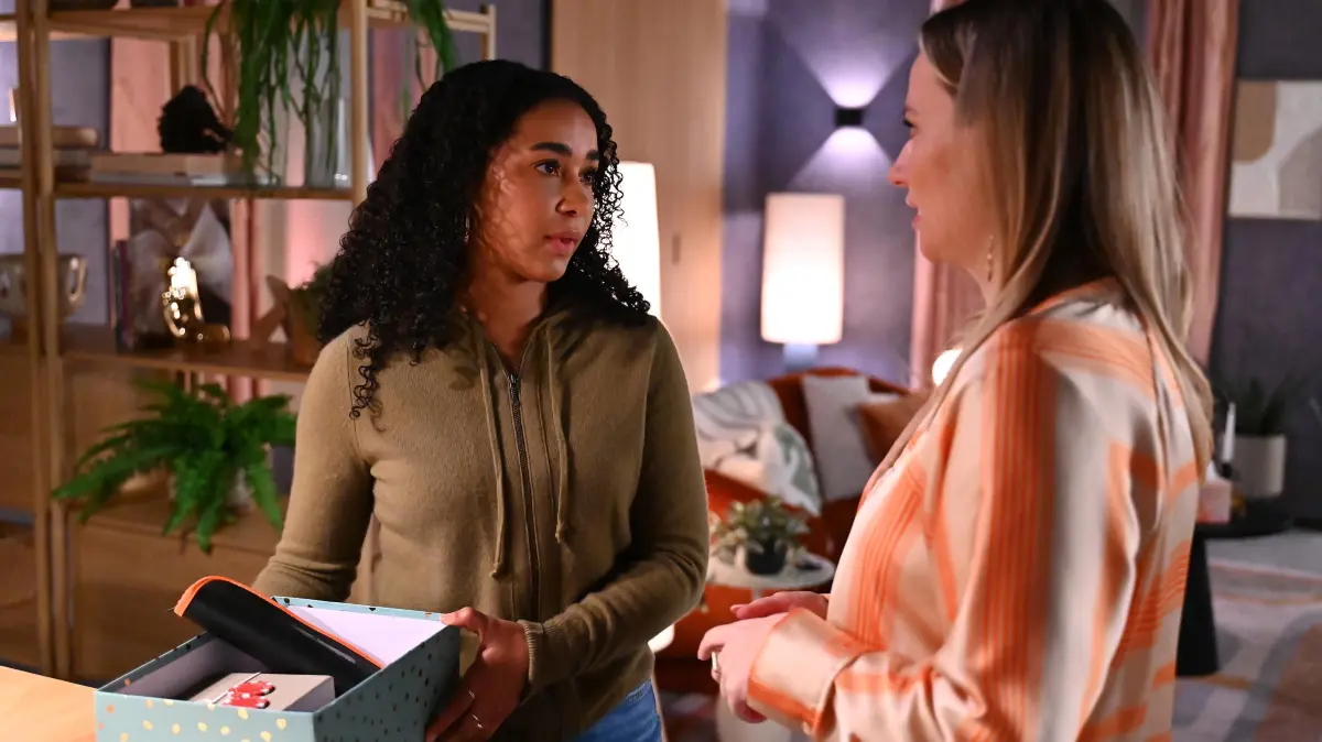 Imani (Féréba Koné, l.) macht erste Schritte, sich aus ihren Emotionen zu lösen. Rechts Isabelle (Ania Niedieck).