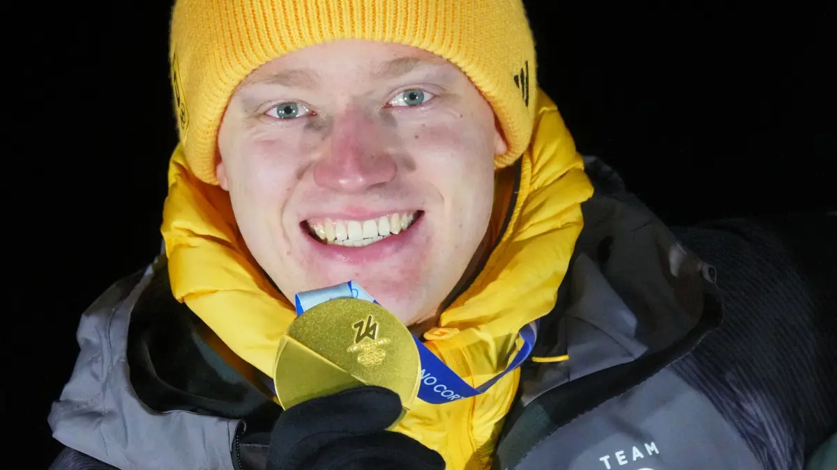 Olympische Winterspiele 2026: 08.02.2026, Italien, Cortina D'ampezzo: Olympia, Olympische Winterspiele Mailand Cortina 2026, Rodeln, Einsitzer, Männer, Durchgang 4, Max Langenhan (Deutschland) jubelt bei der Siegerehrung mit seiner Goldmedaille über den ersten Platz. (zu dpa: «Langenhan widmet Olympia-Gold verstorbenen Trainer») Foto: Michael Kappeler/dpa +++ dpa-Bildfunk +++