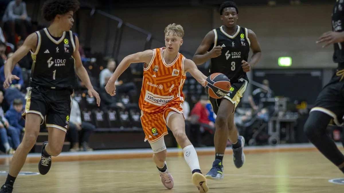 Basketball, das ANGE-Turnier am Campus: So war die Talentschau zu Gast bei BBU 01 - U18 ratiopharm Ulm (orange) - Asvel Lyon-Villeurbanne (schwarz)